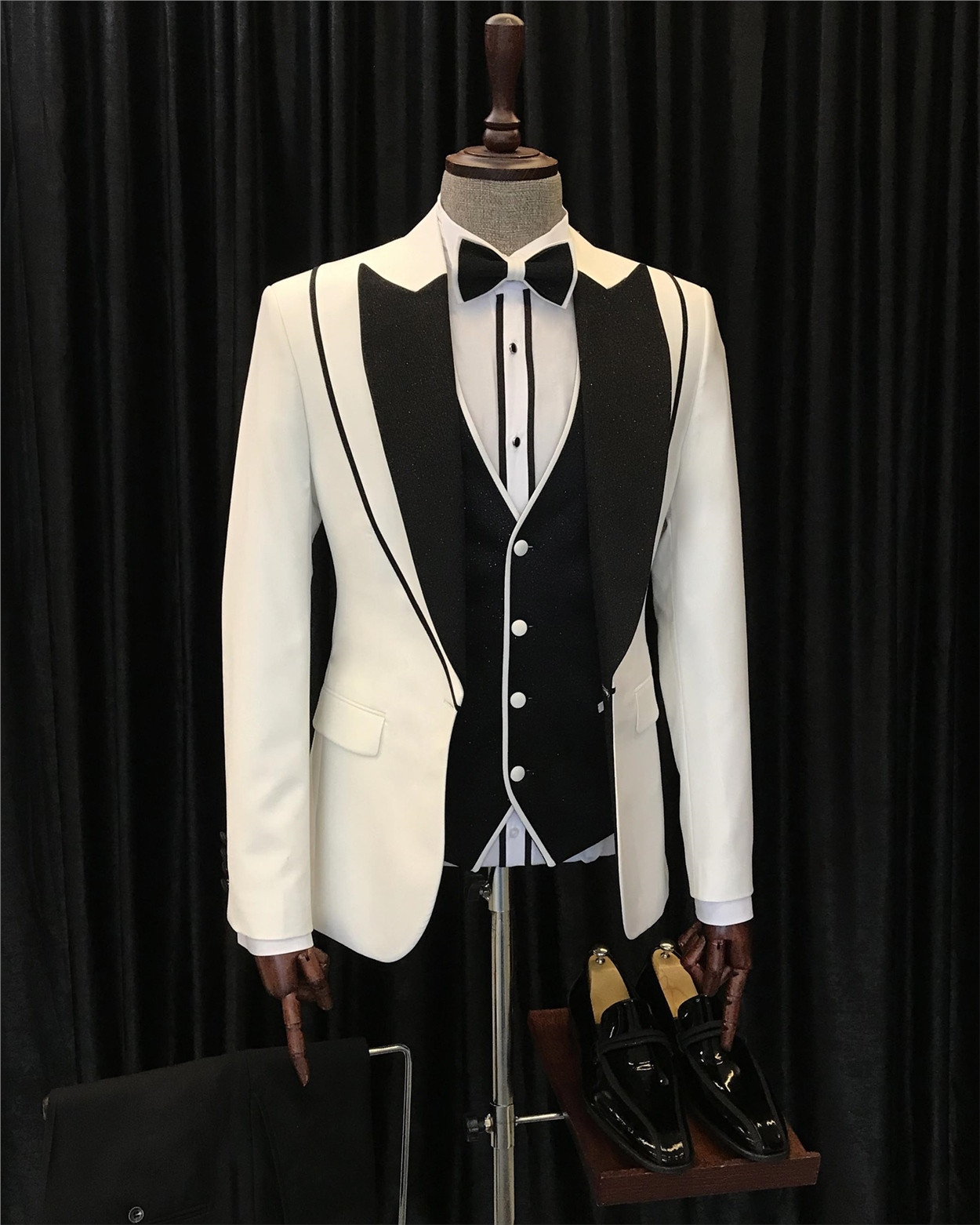 Evan Modern White Three-Piece Peak Lapel Fashion Suit