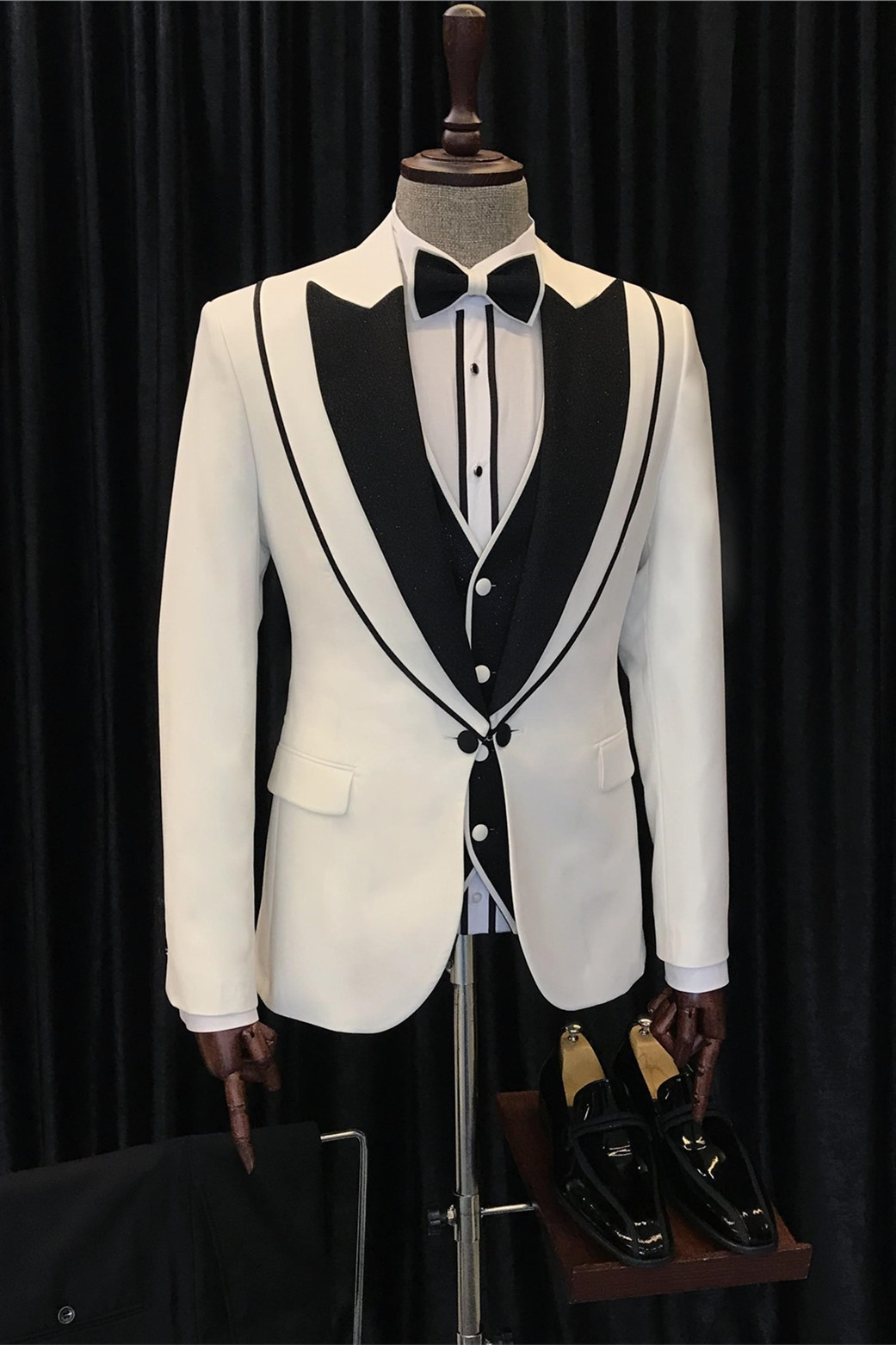 Evan Modern White Three-Piece Peak Lapel Fashion Suit